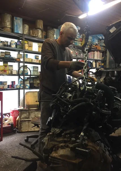 Murat Usta atölyede motor ve mekanik çalışma yaparken